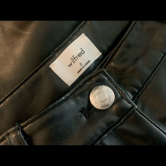 Wilfred
Melina Pant - Picture 6 of 9